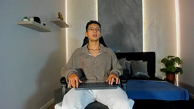 Snapshot of Alan_Salazar chatting on 05.24.26 Alan Salazar online show from 05.24.26
