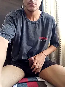 Snapshot of skinny_raj chatting on 05.19.26 skinny raj online show from 05.19.26