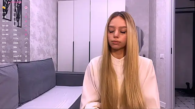 Snapshot of Mooniesiesita chatting on 04.27.26 Mooniesiesita online show from 04.27.26