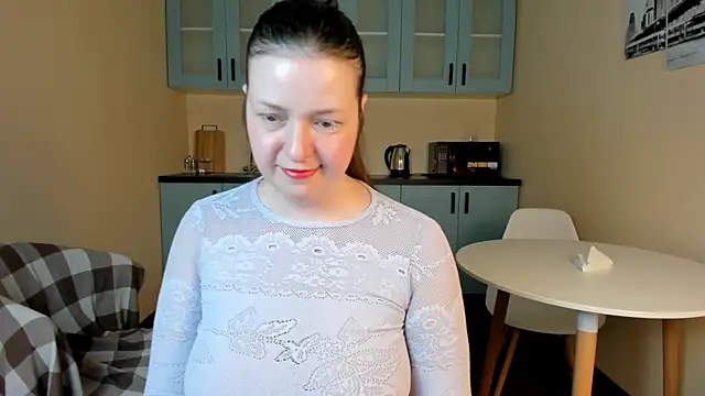 Snapshot of NellieBev chatting on 05.08.26 NellieBev online show from 05.08.26