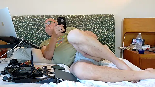 Snapshot of KinkCentral chatting on 06.04.26 KinkCentral online show from 06.04.26