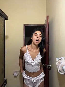 Snapshot of mia_moonna chatting on 05.21.26 mia moonna online show from 05.21.26
