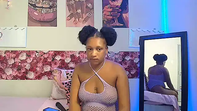Snapshot of EnchantingLisa chatting on 05.26.26 EnchantingLisa online show from 05.26.26