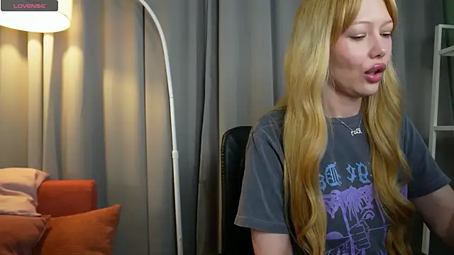Snapshot of _Mila_Luna_ chatting on 05.18.26 Mila Luna online show from 05.18.26
