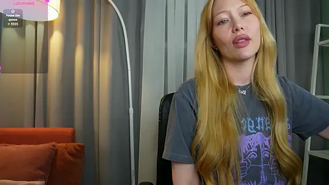 Snapshot of _Mila_Luna_ chatting on 05.20.26 Mila Luna online show from 05.20.26