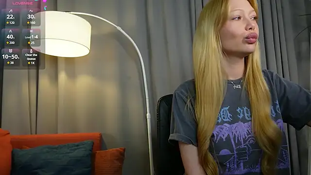 Snapshot of _Mila_Luna_ chatting on 05.29.26 Mila Luna online show from 05.29.26