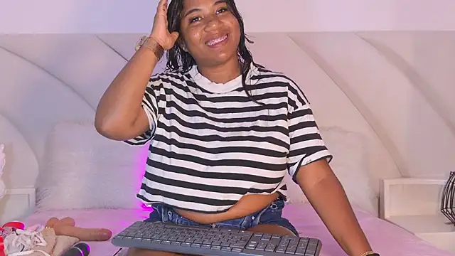 Snapshot of LaylaRhodes chatting on 07.18.26 LaylaRhodes online show from 07.18.26