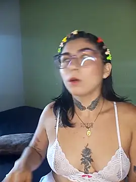 Snapshot of PequenaNena chatting on 04.30.26 PequenaNena online show from 04.30.26