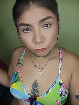 Snapshot of PequenaNena chatting on 05.17.26 PequenaNena online show from 05.17.26
