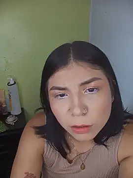 Snapshot of PequenaNena chatting on 05.18.26 PequenaNena online show from 05.18.26