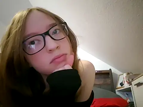 Snapshot of Freaky-Doll chatting on 05.09.26 Freaky-Doll online show from 05.09.26