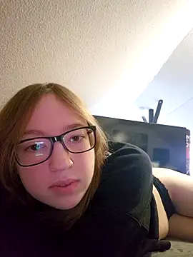 Snapshot of Freaky-Doll chatting on 05.10.26 Freaky-Doll online show from 05.10.26