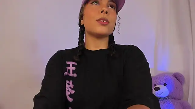 Snapshot of Violetta_cam_ chatting on 05.15.26 Violetta cam online show from 05.15.26