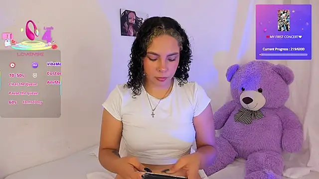 Snapshot of Violetta_cam_ chatting on 05.23.26 Violetta cam online show from 05.23.26