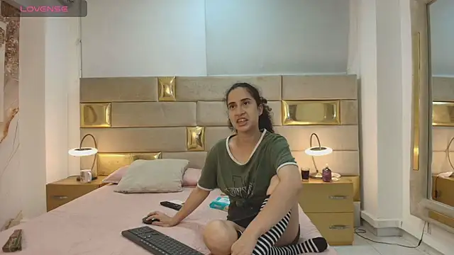 Snapshot of LudoviccaMark chatting on 05.26.26 LudoviccaMark online show from 05.26.26