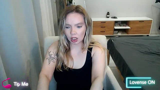 Snapshot of PolinaXXXXXJones chatting on 05.08.26 PolinaXXXXXJones online show from 05.08.26