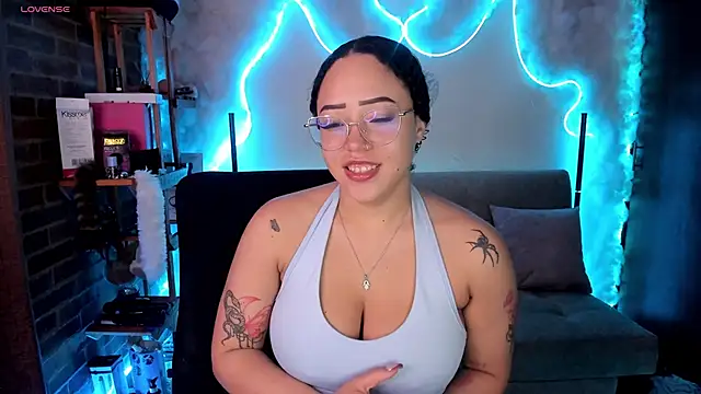 Snapshot of liz_martins1 chatting on 05.18.26 liz martins1 online show from 05.18.26