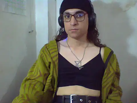 Snapshot of LaCuerva chatting on 05.15.26 LaCuerva online show from 05.15.26