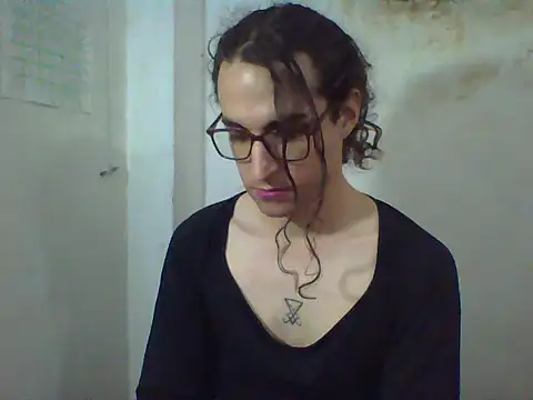 Snapshot of LaCuerva chatting on 05.16.26 LaCuerva online show from 05.16.26