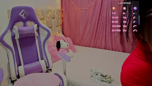 Snapshot of Naomilaurent chatting on 05.15.26 Naomilaurent online show from 05.15.26