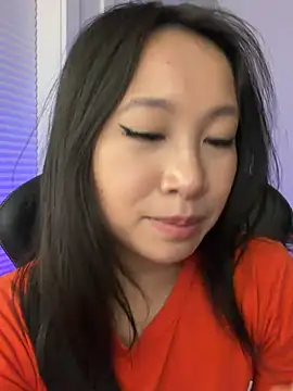 Snapshot of petiteTai chatting on 05.17.26 petiteTai online show from 05.17.26