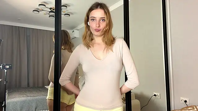Snapshot of rosylume chatting on 05.13.26 rosylume online show from 05.13.26