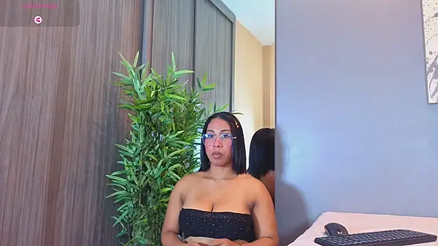 Snapshot of Karlie_moore_ chatting on 05.21.26 Karlie moore online show from 05.21.26