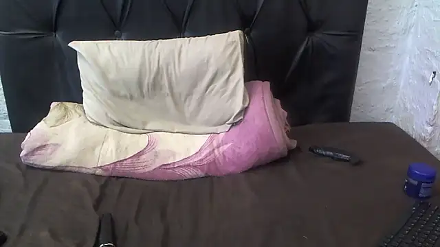 Snapshot of petitekaylaXxx chatting on 07.12.26 petitekaylaXxx online show from 07.12.26