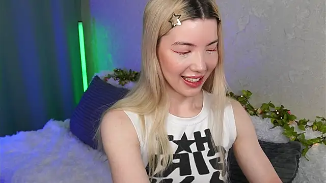Snapshot of LindaThackerr chatting on 05.15.26 LindaThackerr online show from 05.15.26