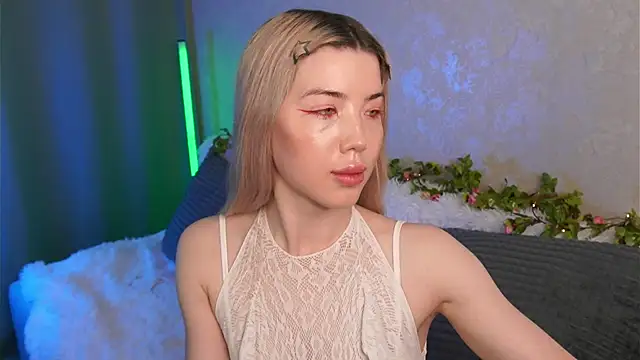 Snapshot of LindaThackerr chatting on 05.18.26 LindaThackerr online show from 05.18.26
