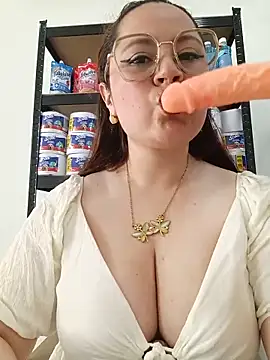 Snapshot of VANESSA__28 chatting on 05.18.26 VANESSA 28 online show from 05.18.26