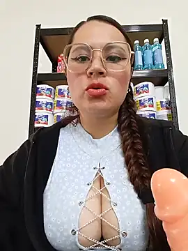 Snapshot of VANESSA__28 chatting on 05.19.26 VANESSA 28 online show from 05.19.26