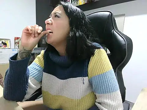 Snapshot of saramaSS chatting on 05.22.26 saramaSS online show from 05.22.26