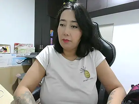 Snapshot of saramaSS chatting on 05.24.26 saramaSS online show from 05.24.26
