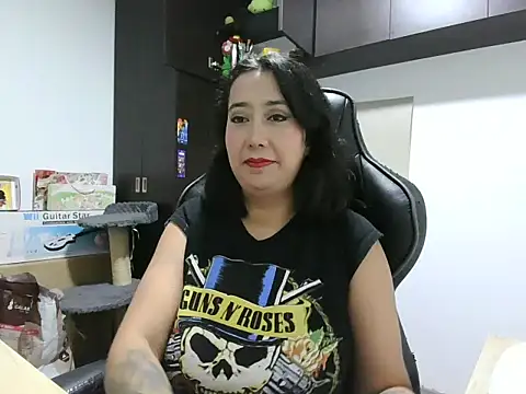 Snapshot of saramaSS chatting on 05.26.26 saramaSS online show from 05.26.26