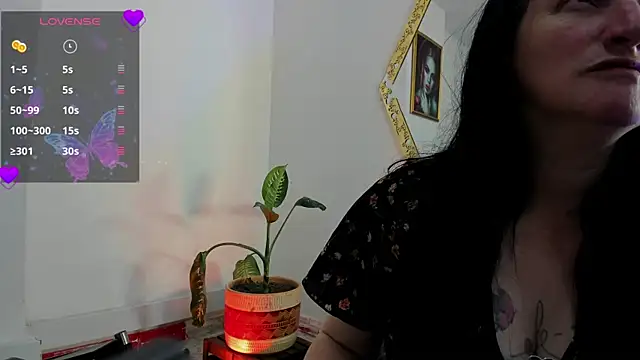 Snapshot of CloeMature chatting on 05.12.26 CloeMature online show from 05.12.26