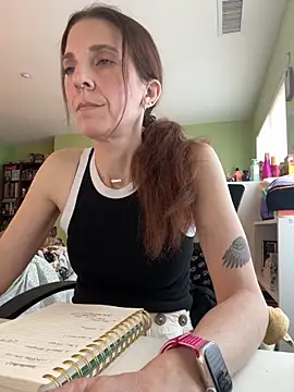 Snapshot of Raevyn chatting on 05.19.26 Raevyn online show from 05.19.26