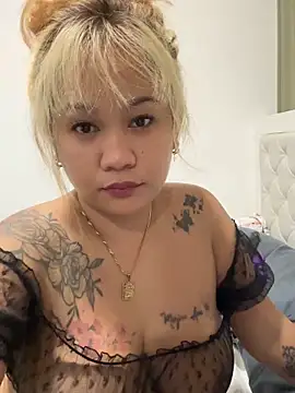 Snapshot of queenmia__ph chatting on 05.22.26 queenmia ph online show from 05.22.26