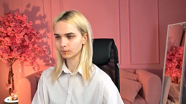 Snapshot of DanaWint chatting on 05.16.26 DanaWint online show from 05.16.26