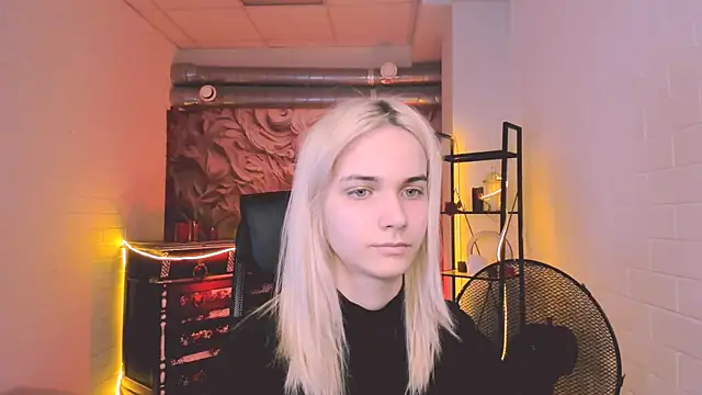 Snapshot of DanaWint chatting on 05.19.26 DanaWint online show from 05.19.26