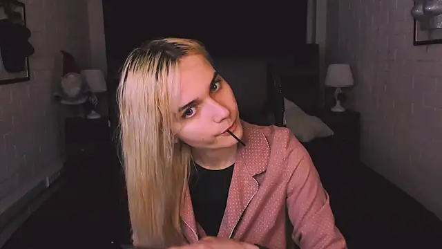 Snapshot of DanaWint chatting on 05.27.26 DanaWint online show from 05.27.26