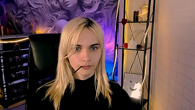 Snapshot of DanaWint chatting on 05.28.26 DanaWint online show from 05.28.26