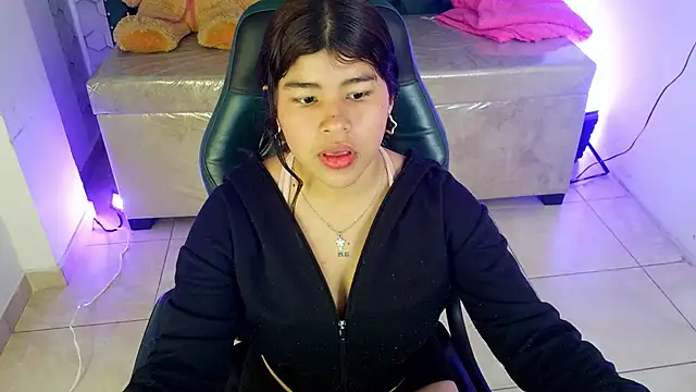 Snapshot of Mia_kittie_m chatting on 05.20.26 Mia kittie m online show from 05.20.26