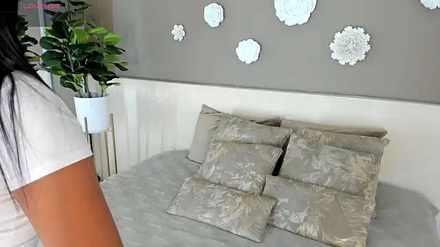 Snapshot of dionneventuri chatting on 05.17.26 dionneventuri online show from 05.17.26
