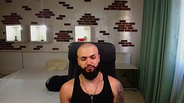 Snapshot of OscarWillss chatting on 05.18.26 OscarWillss online show from 05.18.26