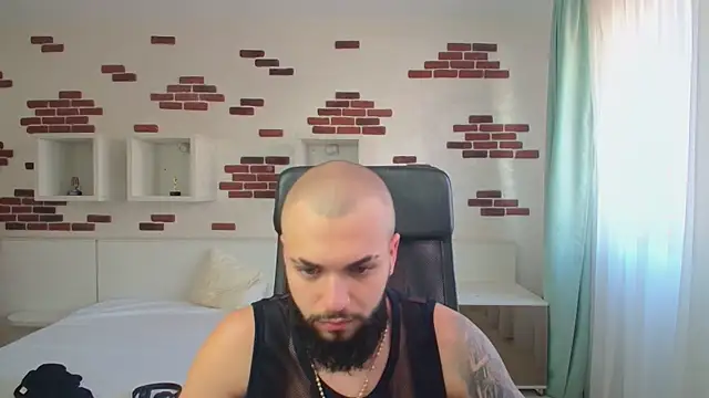 Snapshot of OscarWillss chatting on 05.27.26 OscarWillss online show from 05.27.26