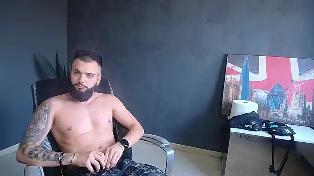 Snapshot of OscarWillss chatting on 06.27.26 OscarWillss online show from 06.27.26