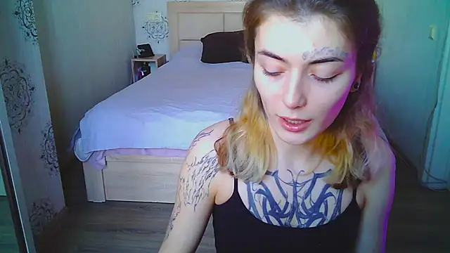 Snapshot of HarrisLola chatting on 05.12.26 HarrisLola online show from 05.12.26
