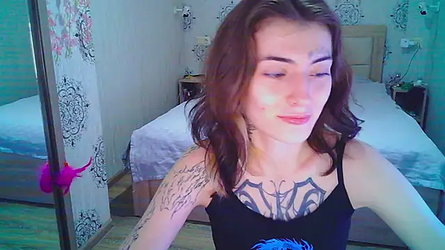 Snapshot of HarrisLola chatting on 05.17.26 HarrisLola online show from 05.17.26