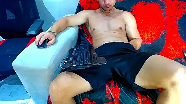 Snapshot of hugo_19cm chatting on 04.30.26 hugo 19cm online show from 04.30.26